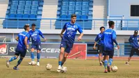 Bek Persib Bandung, Nick Kuipers. (Bola.com/Erwin Snaz)