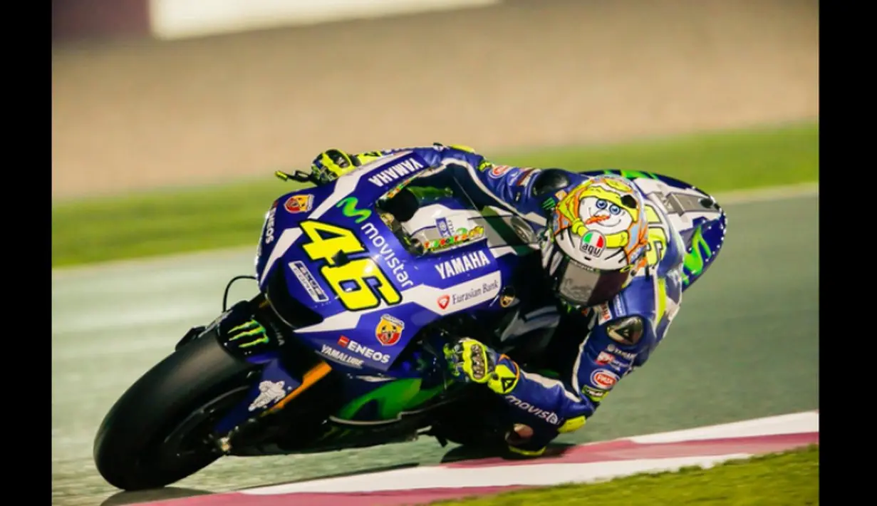Valentino Rossi terpaut sekitar 0,442 detik dari Jorge Lorenzo yang mencatatkan waktu tercepat 1 menit 55,452 detik pada sesi tes pramusim MotoGP hari pertama di Sirkuit Losail, Qatar, Rabu (2/3/2016) waktu setempat. (Bola.com/Twitter)