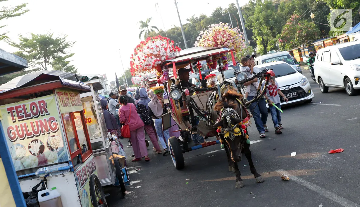 Pedagang Kaki Lima dan Delman memenuhi sebagian ruas Jalan Lada samping Kawasan Wisata Museum Fatahillah, Jakarta, Selasa (11/6/2019). Kondisi ini menyulitkan wisatawan pejalan kaki dan membuat arus lalu lintas di Jalan Lada menjadi semrawut. (Liputan6.com/Helmi Fithriansyah)