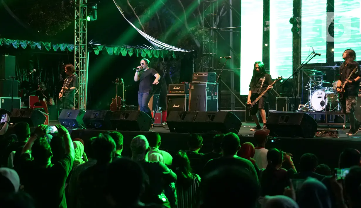 Grup band rock Jamrud beraksi dalam konser musik The 90's Festival di Jakarta, Sabtu (23/11/2019). Ada delapan lagu yang dibawakan Jamrud 90’s Festival Day 1, diantaranya Surti Tejo, Pelangi di Matamu, Selamat Ulang Tahun, dan ditutup dengan lagu Putri. (Liputan6.com/Herman Zakharia)