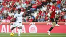Pemain Real Madrid, Aurelien Tchouameni, melepaskan tendangan keras yang sukses bersarang di gawang Real Mallorca pada laga Liga Spanyol di Stadion Son Moix, Sabtu (13/4/2024). Tchouameni menjadi pembeda dengan mencetak gol satu-satunya di pertandingan tersebut. (AFP/Jaime Reina)