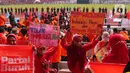 Sejumlah buruh membawa poster saat mengikuti aksi bertajuk May Day Fiesta 2022 di Stadion Gelora Bung Karno (GBK), Senayan, Jakarta Pusat, Sabtu (14/5/2022). Dalam aksi kali ini, massa buruh membawa 18 tuntutan, di antaranya menolak omnibus law UU Cipta Kerja, wujudkan kedaulatan pangan dan dan menolak kenaikan Pajak Pertambahan Nilai (PPN). (Liputan6.com/Angga Yuniar)