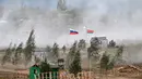 Seorang prajurit ikut serta dalam latihan militer gabungan Rusia-Belarus “Zapad-2025” (Barat-2025) di lapangan latihan dekat kota Borisov, sebelah timur kota Minsk, pada 15 September 2025. (Olesya KURPYAYEVA/AFP)