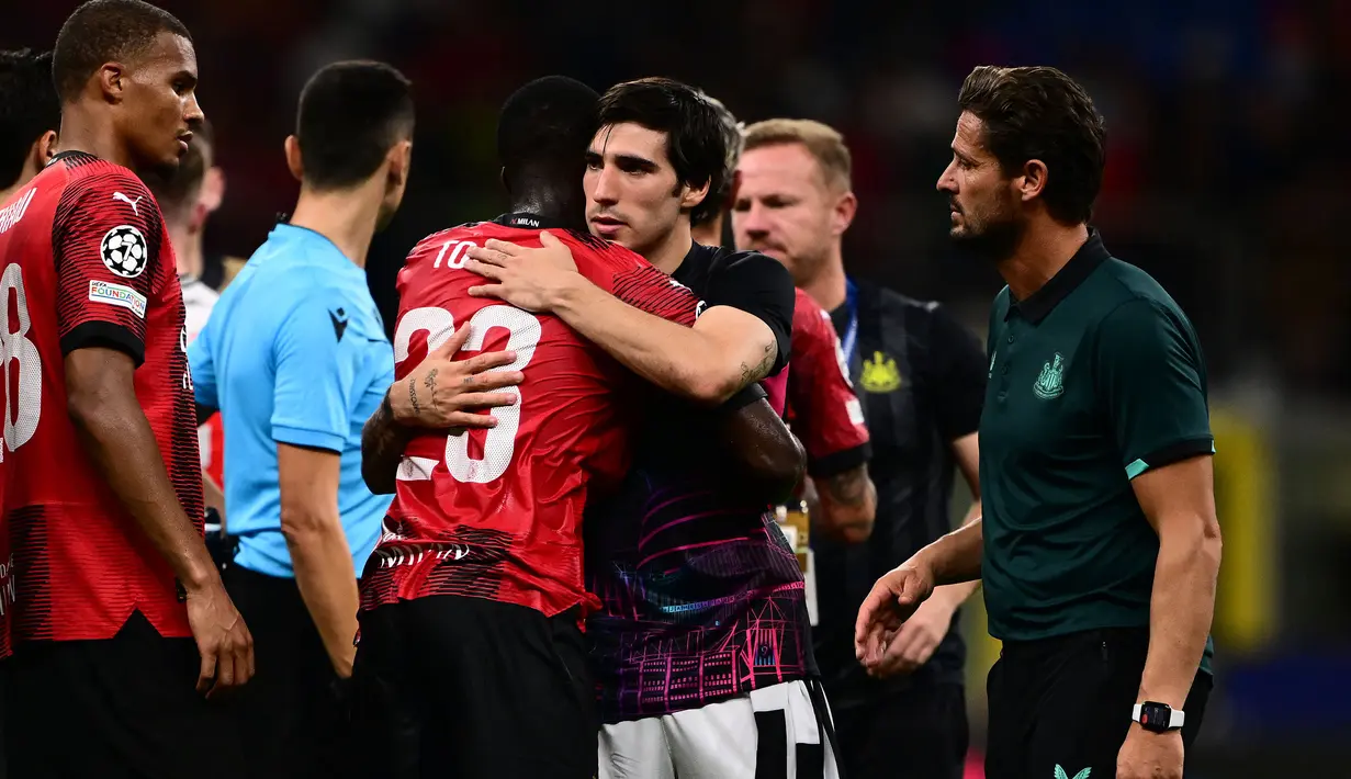 Gelandang Newcastle United, Sandro Tonali (tengah) memeluk bek AC Milan, Fikayo Tomori setelah berakhirnya laga matchday pertama Grup F Liga Champions 2023/2024 di San Siro Stadium, Milan, Rabu (20/9/2023) dini hari WIB. (AFP/Marco Bertorello)