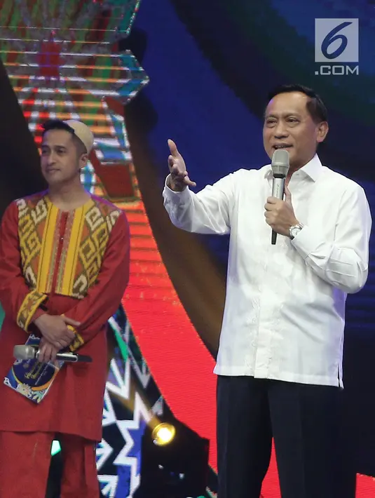 Direktur SCM, Imam Sudjarwo memberi sambutan saat halalbihalal di Studio 6 Emtek City, Jakarta, Selasa (3/7). Emtek mengadakan halalbihalal untuk menyatukan keluarga besar Emtek Group 2018. (Liputan6.com/Herman Zakharia)