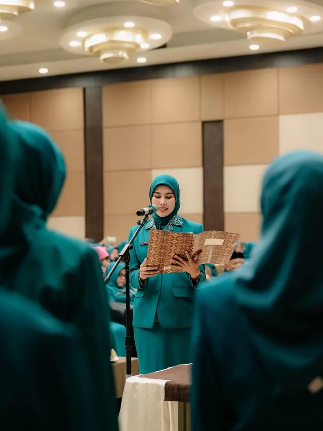 Outfit Ibu Pejabat Syahnaz Sadiqah (Foto: Instagram @syahnazs)