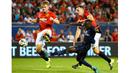 Pemain PSG, Blaise Matuidi dihadang pemain Manchester United Luke Shaw (kiri) dan Phil Jones (kanan) saat melepaskan tendangan pada laga International Champions Cup 2015 di Soldier Field, AS, Kamis (30/7) pagi WIB. (USA Today Sports/Reuters/Mike Di Novo)