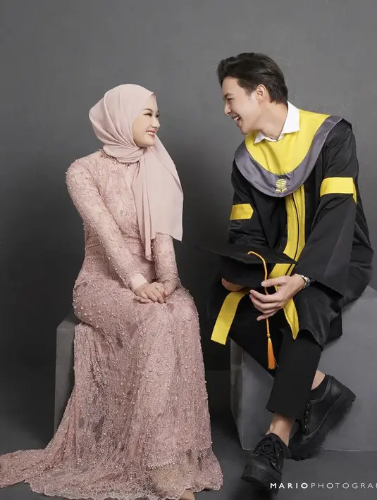 Sementara itu, Rey mengenakan toga dan jubahnya. Ia lulus dari Program Studi Manajemen Fakultas Ekonomi dan Bisnis (FEB). [Instagram/@mariophotographie]