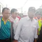 Menteri Perhubungan Budi Karya meninjau lokasi kejadian KRL anjlok dan terguling di Kebon Pedes, Bogor. (Liputan6.com/Achmad Sudarno)