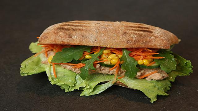 Ilustrasi sandwich ikan tuna