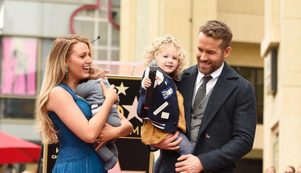 <p>Ryan Reynolds dan Blake Lively berbahagia tampil bersama kedua anak mereka. (AFP/Bintang.com)</p>