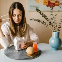 Kepribadian Orang yang Nyaman Makan Sendirian di Tempat Umum (Photo by RDNE Stock project on Pexels)