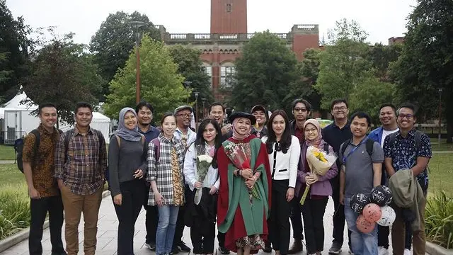 Pernah Viral Wisuda Diantar Ayah Naik Becak, Ini 6 Potret Terbaru Raeni Raih Gelar Doktor
