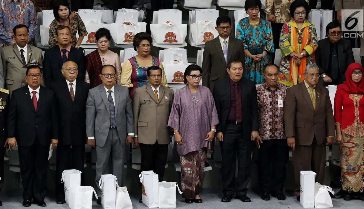 Wakil Ketua KPK, Basaria Panjaitan (tengah) dan Saut Situmorang menghadiri upacara peringatan HUT ke-72 Bhayangkara di Istora Senayan, Jakarta, Rabu (11/7). Acara ini juga dihadiri menteri kabinet dan pejabat negara lainnya. (Liputan6.com/Johan Tallo)