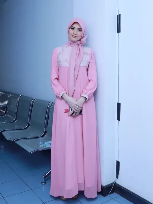 Kedua pasangan ini telah dikaruniai seorang anak. Sebagai seorang ibu, Donita ingin selalu memberikan yang terbaik bagi putranya, Alfarizqy Ataris Svarga Nugroho, termasuk ASI. (Galih W. Satria/Bintang.com)