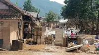 Penampakan kampung di Desa Purasari, Kecamatan Leuwiliang, Kabupaten Bogor yang porak-poranda diterjang banjir bandang pada Rabu (22/6/2022) malam. (Liputan6.com/Achmad Sudarno)