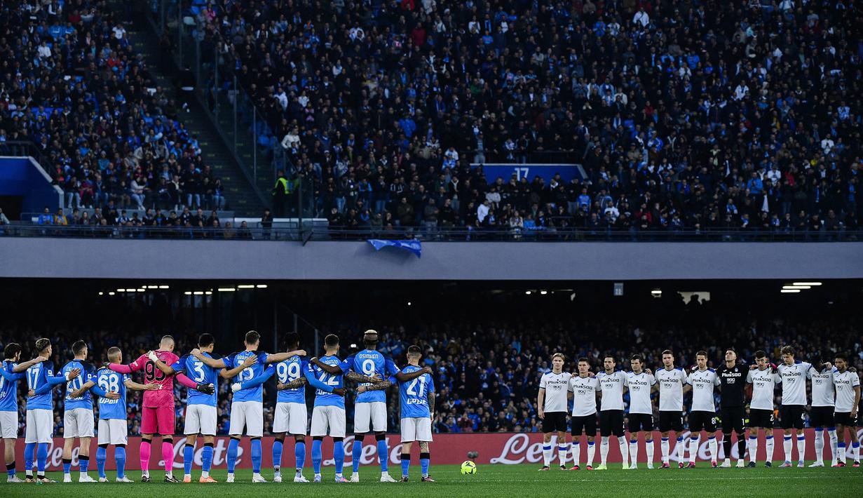 Para pemain Napoli dan Atalanta mengheningkan cipta untuk mengenang korban Tragedi Cutro sebelum dimulainya laga pekan ke-26 Liga Italia 2022/2023 di Diego Armando Maradona Stadium, Naples, Minggu (12/3/2023) dini hari WIB. (AFP/Filippo Monteforte)