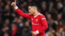 Cristiano Ronaldo langsung menjadi andalan Manchester United sejak kembali ke Old Trafford pada musim panas 2021 lalu. CR7 telah mencetak 18 gol dan tiga assist dalam 22 penampilannya bersama MU. Ia sangat layak untuk dipertahankan oleh Erik Ten Hag pada musim depan. (AFP/Paul Ellis)