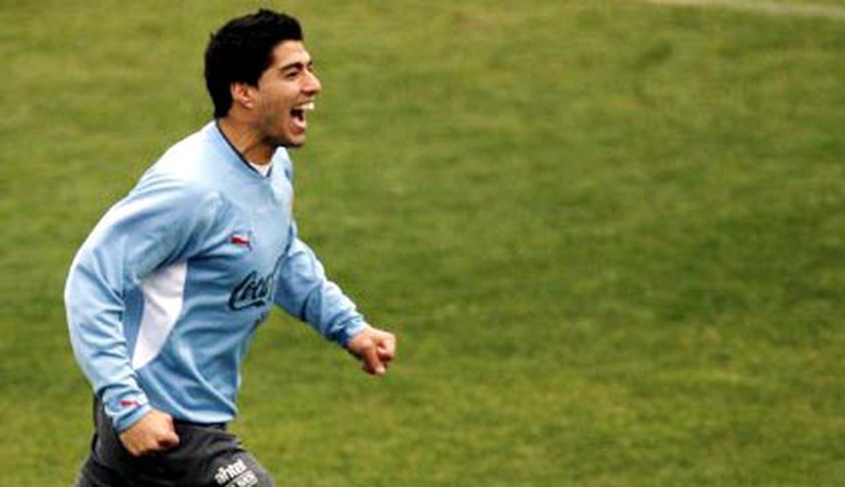 Raut striker Timnas Uruguay Luis Suarez pada saat menjalani sesi latihan i Buenos Aires pada 14 Juli 2011 dalam rangka persiapan Copa America. AFP PHOTO/Maxi FAILLA