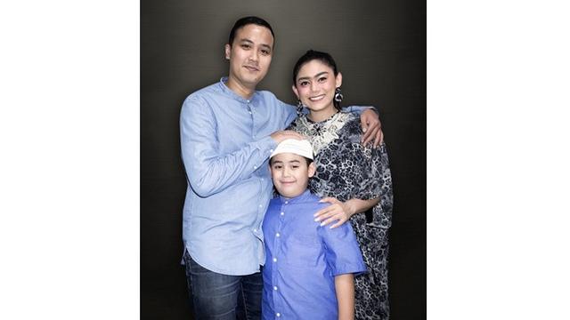 Diisukan Rumah Tangga Retak, Ini 5 Potret Kemesraan Thalita Latief Bareng Suami (sumber: Instagram.com/dennislyla)