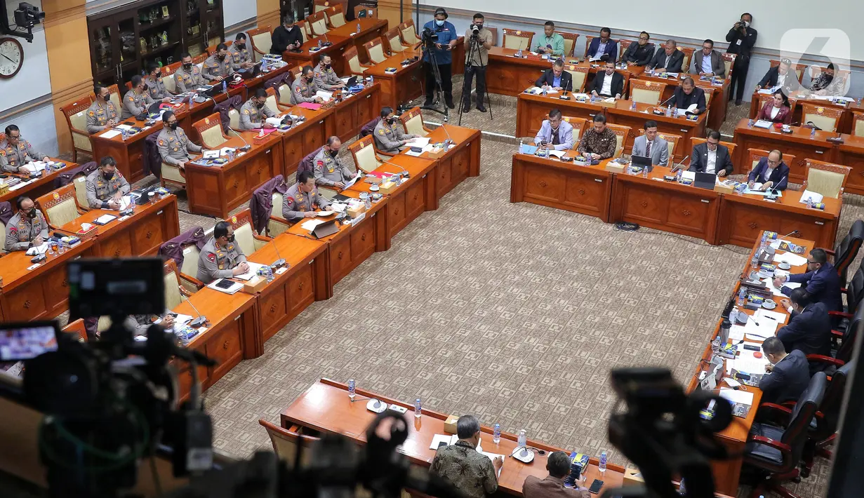 Kepala Kepolisian Negara Republik Indonesia (Kapolri) Jenderal Pol. Listyo Sigit Prabowo (tengah kiri) saat mengikuti rapat dengar pendapat (RDP) dengan DPR RI di Jakarta, Rabu (24/8/2022). Rapat tersebut membahas kasus penembakan Brigadir J di rumah dinas Irjen Pol. Ferdy Sambo. (Liputan6.com/Angga Yuniar)