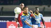 Pemain Persib Bandung, Supardi Nasir, saat melawan Persipura Jayapura pada laga Liga 1 2019 di Stadion Si Jalak Harupat, Bandung, Sabtu (18/5). Persib menang 3-0 atas Persipura. (Bola.com/M Iqbal Ichsan)