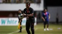Pelatih kepala Timnas Indonesia U-16, Bima Sakti dalam laga semifinal Piala AFF U-16 2022 antara Indonesia U-16 melawan Myanmar U-16 di Stadion Maguwoharjo, Sleman, Rabu (10/8/2022) malam WIB. (Bola.com/Bagaskara Lazuardi)
