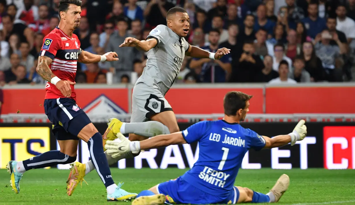 Pada menit ke-66 Kylian Mbappe mencetak gol keduanya untuk membawa PSG kembali menjauh 6-1. Neymar lagi-lagi menjadi pengumpan jitu kepada Kylian Mbappe yang diakhiri dengan sebuah sepakan keras tanpa bisa diantisipasi Leo Jardim. (AFP/Denis Charlet)