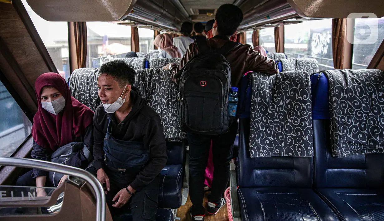 <p>Sejumlah penumpang menaiki bus Antar Kota Antar Provinsi di Terminal Bayangan Lebak Bulus, Jakarta, Kamis (21/4/2022). Sebagian pemudik memilih pulang kampung lebih awal untuk menghindari puncak arus mudik yang diperkirakan dimulai pada H-5 dan H-3 Lebaran 2022. (Liputan.com/Faizal Fanani)</p>
