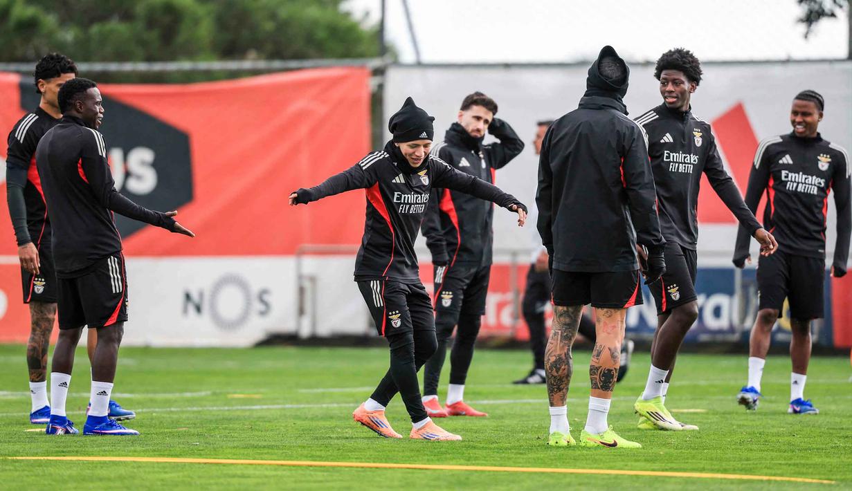 Penyerang SL Benfica asal Argentina, Gianluca Prestianni (tengah) saat mengikuti sesi latihan menjelang leg pertama play-off Liga Champions 2025/2026 melawan Real Madrid di Kampus Benfica, Seixal, pinggiran Lisbon, Portugal, pada Senin 16 Februari 2026. SL Benfica bakal menjamu Real Madrid pada leg pertama play-off babak gugur Liga Champions 2025/2026 di Estadio da Luz, Lisbon, Portugal, pada Rabu (18/2/2026) dini hari pukul 03.00 WIB. (PATRICIA DE MELO MOREIRA/AFP)
