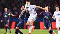 Gelandang Anderlecht, Adrien Trebel, berebut bola dengan gelandang PSG, Neymar, pada laga Liga Champions di Stadion Parc des Princes, Paris, Selasa (31/10/2017). PSG menang 5-0 atas Anderlecht. (AFP/Franck Fife)