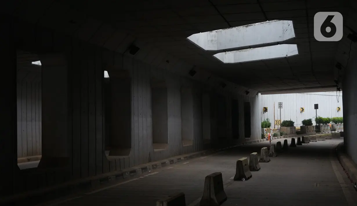 Suasana jalur terowongan atau lintas bawah Senen yang ditutup sementara di Jakarta, Senin (4/5/2020). Penutupan terowongan dari arah Cempaka Putih menuju ke Monas tersebut dilakukan selama 10 hari karena adanya proyek pengerjaan Underpass Senen Extension. (Liputan6.com/Immanuel Antonius)
