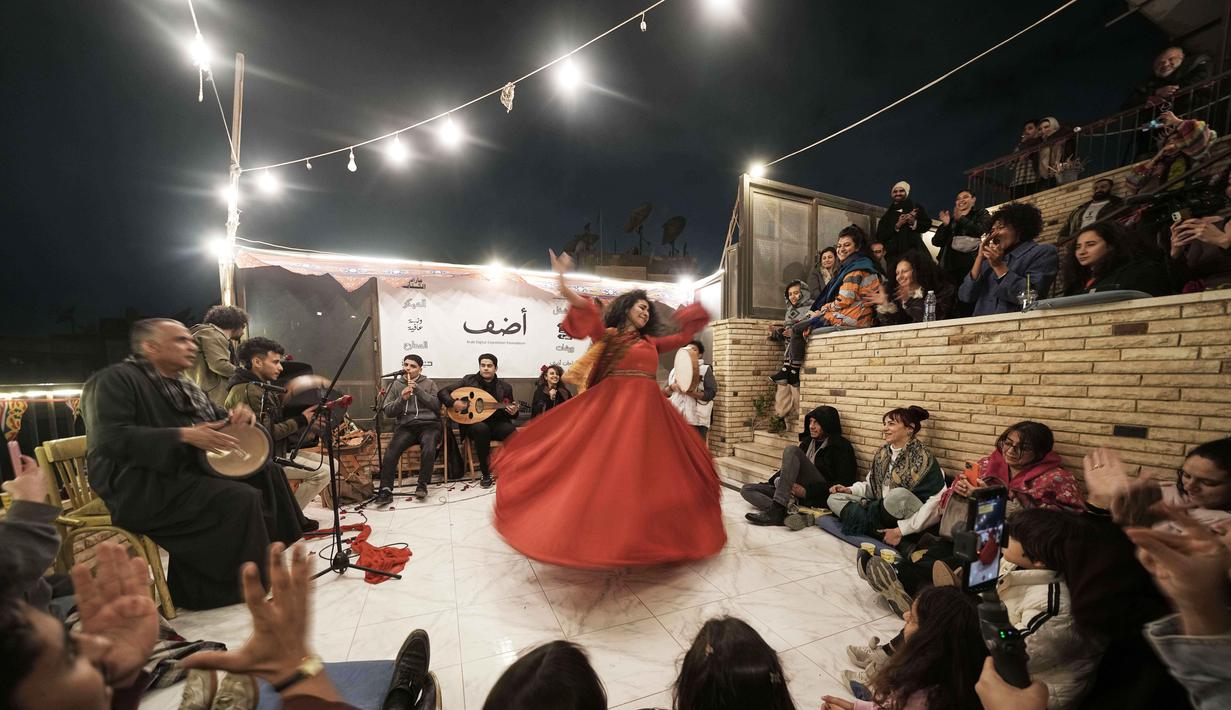 Afnan Shaher menjadi pelopor dalam membawa perempuan ke dalam praktik darwis yang secara tradisional didominasi laki-laki. Tampak dalam foto, penari darwis wanita, Afnan Shaher berputar-putar saat disambut oleh para penggemarnya dalam pertunjukan keagamaan untuk menandai bulan suci Ramadan di Kairo, Mesir, Jumat 27 Februari 2026. (AP Photo/Amr Nabil)