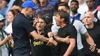 Adu mulut antara keduanya pun terjadi. Melihat ada yang tak beres, sejumlah ofisial kedua tim pun langsung berusaha melerai. (AFP/Glyn Kirk)