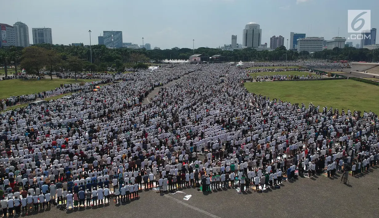 Umat muslim melaksanakan salat Jumat saat Aksi Bela Palestina di Kawasan Monas, Jakarta, Jumat (11/5). Aksi tersebut sebagai penolakan atas keputusan pemerintah AS yang memindahkan Kantor Kedubes AS untuk Israel ke Yerusalem. (Liputan6.com/Arya Manggala)