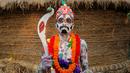 Seorang Penganut Hindu mengecat sekujur tubuhnya untuk melakukan ritual dari festival keagamaan Siwa Gajan di Bengal Barat , India , (11/4). Festival ini dilakukan sebagai penghormatan kepada Dewa Siwa. (REUTERS / Rupak De Chowdhuri)