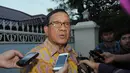 Ketua Dewan Pertimbangan Partai Golkar Akbar Tandjung mengunjungi kediaman BJ Habibie, Senin (15/12/2014). (Liputan6.com/Herman Zakharia)