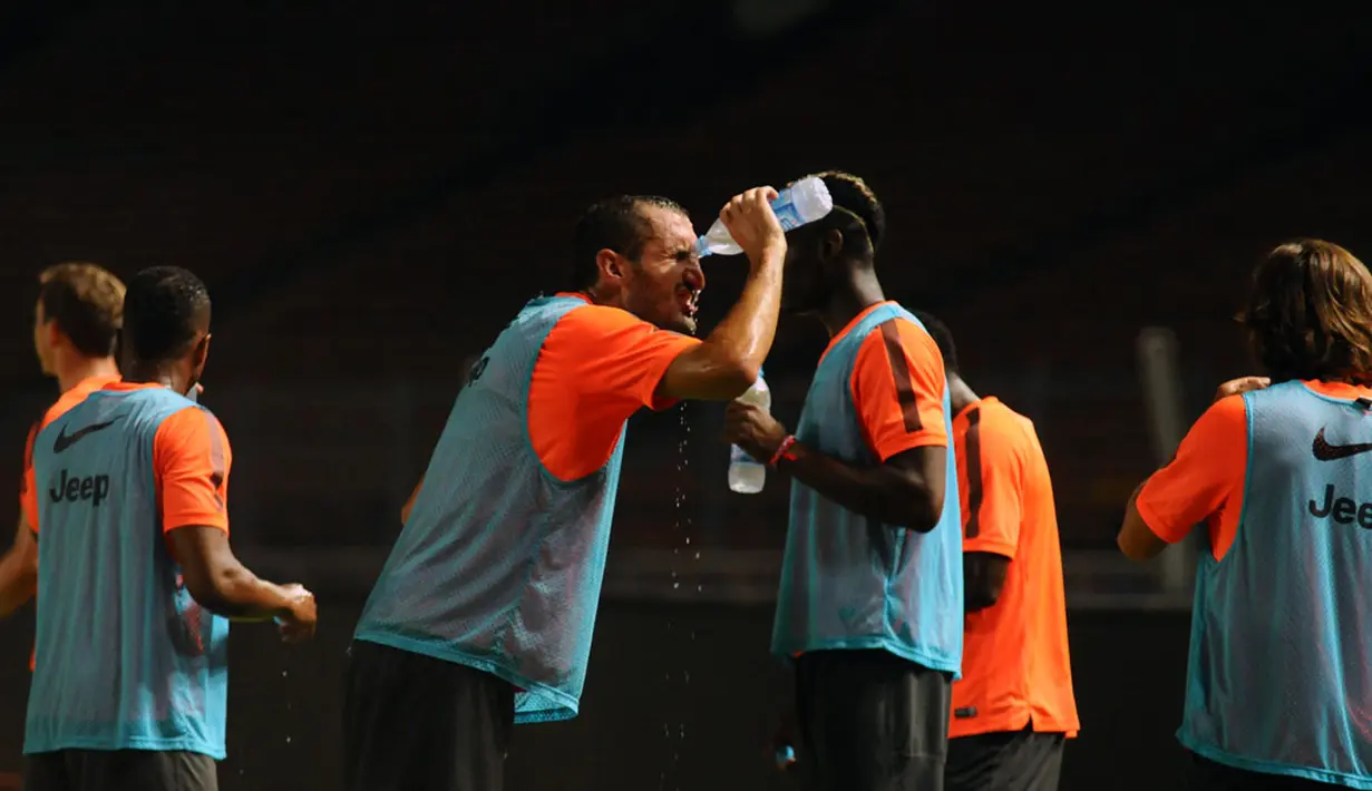 Pemain belakang Juventus, Giorgio Chiellini, menyiramkan air ke muka di sela-sela latihan di Stadion GBK Jakarta, (5/8/2014). (Liputan6.com/Helmi Fithriansyah) 