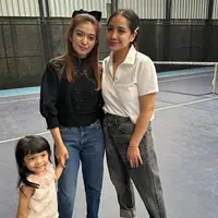 Nagita memadukan outfitnya dengan sandal putih dengan buckle dari Roger Vivier seharga Rp21 jutaan. Sementara itu, Selvi mengenakan sepatu loafers suede hitam dari Loro Piana seharga Rp16 jutaan.&nbsp;[@raffinagita1717]