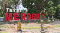 Taman Merdeka di Kecamatan Sukmajaya, Kota Depok dijadikan tempat sejumlah remaja mabuk. Peristiwa ini viral di media sosial. (Liputan6.com/Dicky Agung Prihanto)