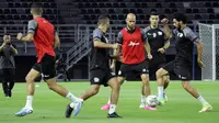 Pemain Timnas Palestina, Mohammed Rashid (tengah), menjalani sesi latihan bersama rekan senegaranya di Stadion Gelora Bung Tomo, Surabaya, Selasa (13/6/2023) malam jelang pertandingan FIFA Matchday melawan Timnas Indonesia. (Bola.com/Aditya Wany)