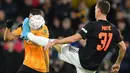 Gelandang Manchester United, Nemanja Matic berebut bola dengan pemain Wolverhampton Wanderers, Romain Saiss pada babak ketiga Piala FA di Molineux, Sabtu (4/1/2020). Wolverhampton dan MU dipaksa untuk melakukan laga ulangan di Old Trafford usai bermain imbang tanpa gol. (Justin TALLIS/AFP)