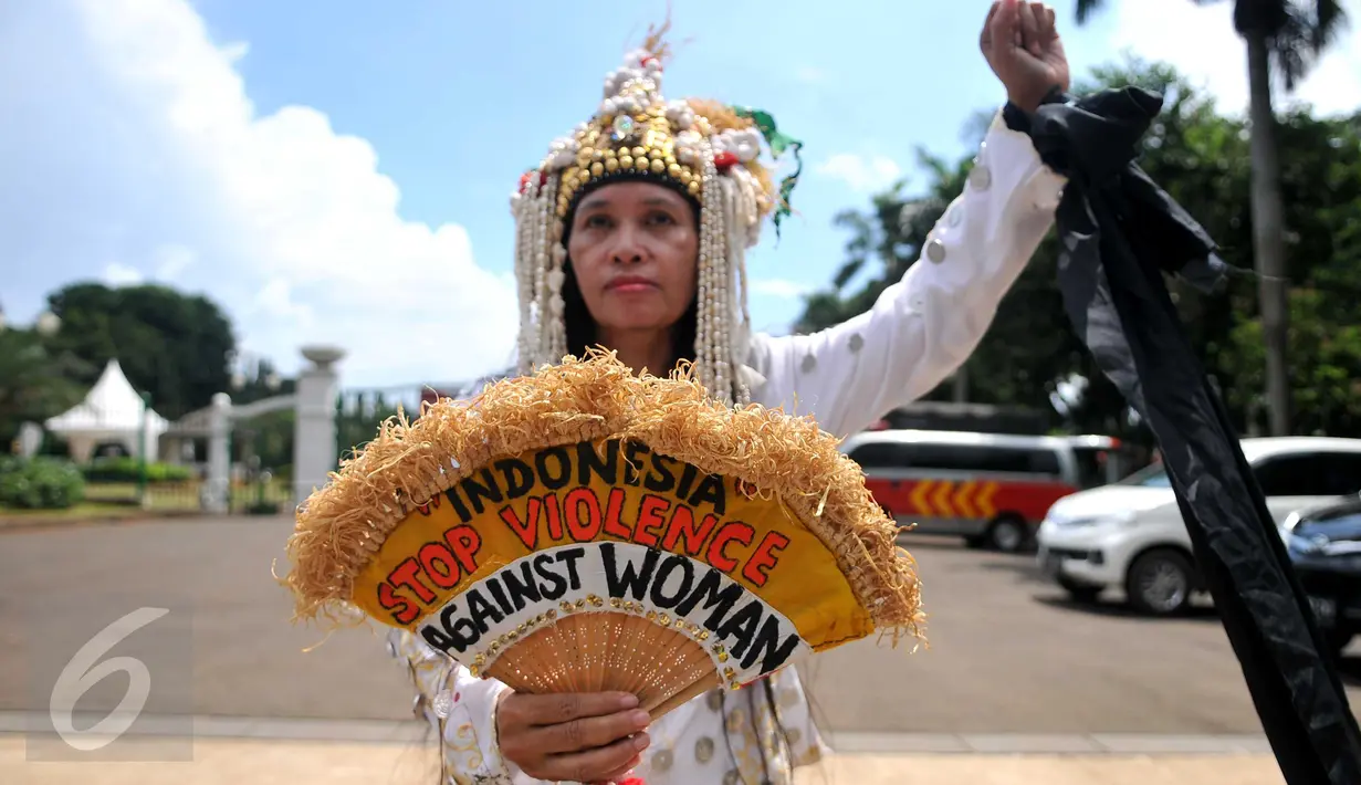 Massa mengenakan kostum saat melakukan long march menuju Istana Presiden, Jakarta, Selasa (8/3). Aksi memperingati Hari Perempuan Internasional ini menuntut pemerintah menegakkan keadilan terhadap perempuan Indonesia. (Liputan6.com/Gempur M Surya)