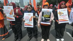 Dalam aksi unjuk rasa tersebut, sejumlah buruh membentangkan poster bertuliskan 'Stop PHK Buruh Tekstil'. (merdeka.com/Imam Buhori)