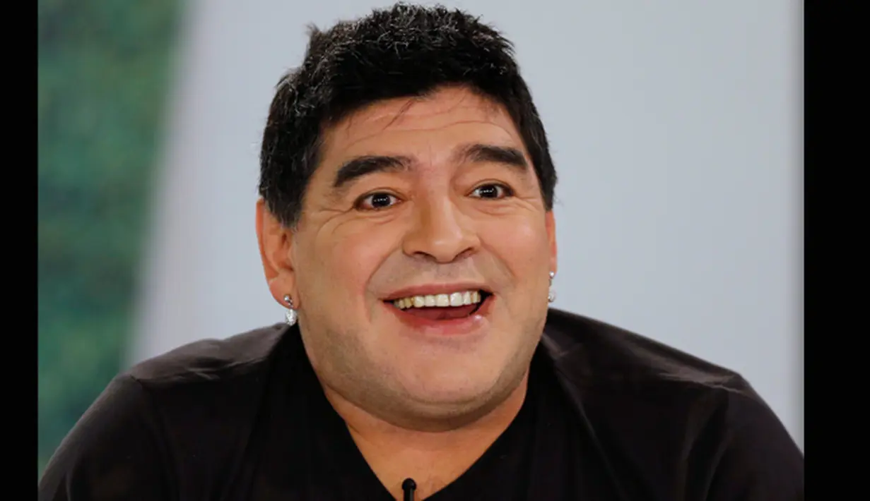 Penampilan baru legenda sepakbola Diego Armando Maradona pasca operasi plastik dalam sebuah acara televisi The Zurda di Caracas, Venezuela. Foto diambil pada 1 Maret 2015. (REUTERS/Jorge Silva)