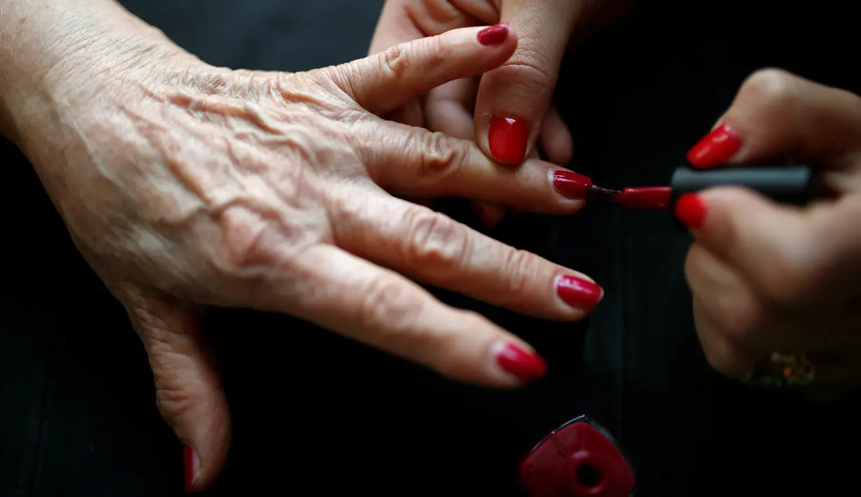Peserta mewarnai kukunya untuk persiapan kontes kecantikan di Kota Haifa, Israel (30/10). Kontes tahunan ini digelar untuk menghormati mereka yang selamat dari genosida Holocaust. (Reuters/Amir Cohen)