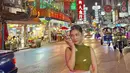 Selain terkenal dengan kuil-kuil Buddha-nya, Thailand juga terkenal dengan suasana malamnya. Ziva Magnolya memperlihatkan dirinya yang sedang jalan-jalan malam di Chinatown. Gemerlap lampu dari pertokoan membuat penyanyi kelahiran 14 Maret 2001 itu tampak begitu antusias dengan liburannya. (Liputan6.com/IG/@zivamagnolya)