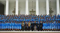 Sebelum berfoto bersama Presiden Joko Widodo berpesan kepada para siswa SMA Taruna Nusantara untuk mewaspadai bahaya narkoba, Jakarta, Senin (2/3/2015). (Liputan6.com/Faizal Fanani)