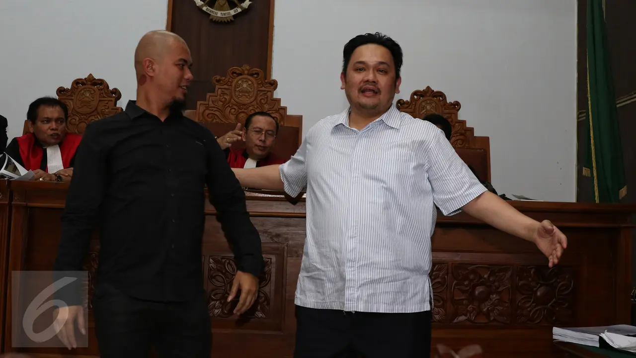 20151119-Adegan Romantis Ahmad Dhani vs Farhat Abbas di Persidangan-Jakarta