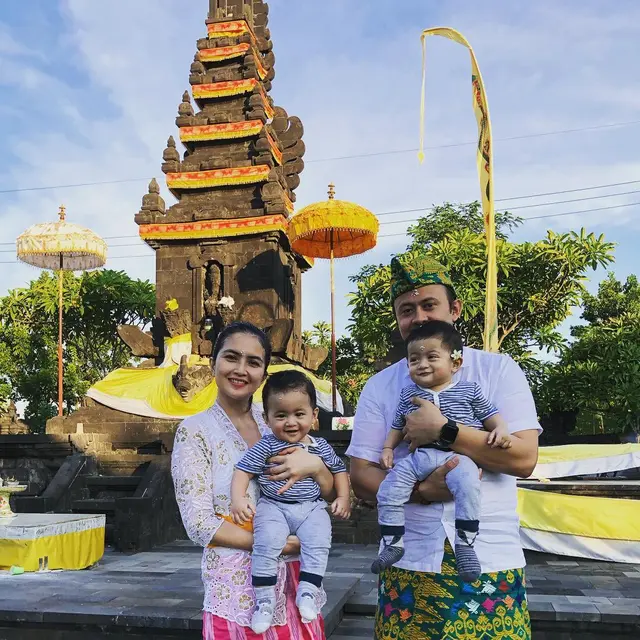 6 Potret Kadek Devie Momong Anak Kembar yang Jarang Terekspos